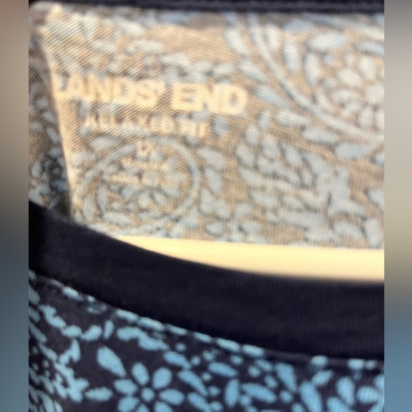 Ladies lands end ss top. Blue and navy. Size 1X. In excellent condition - Picture 2 of 3